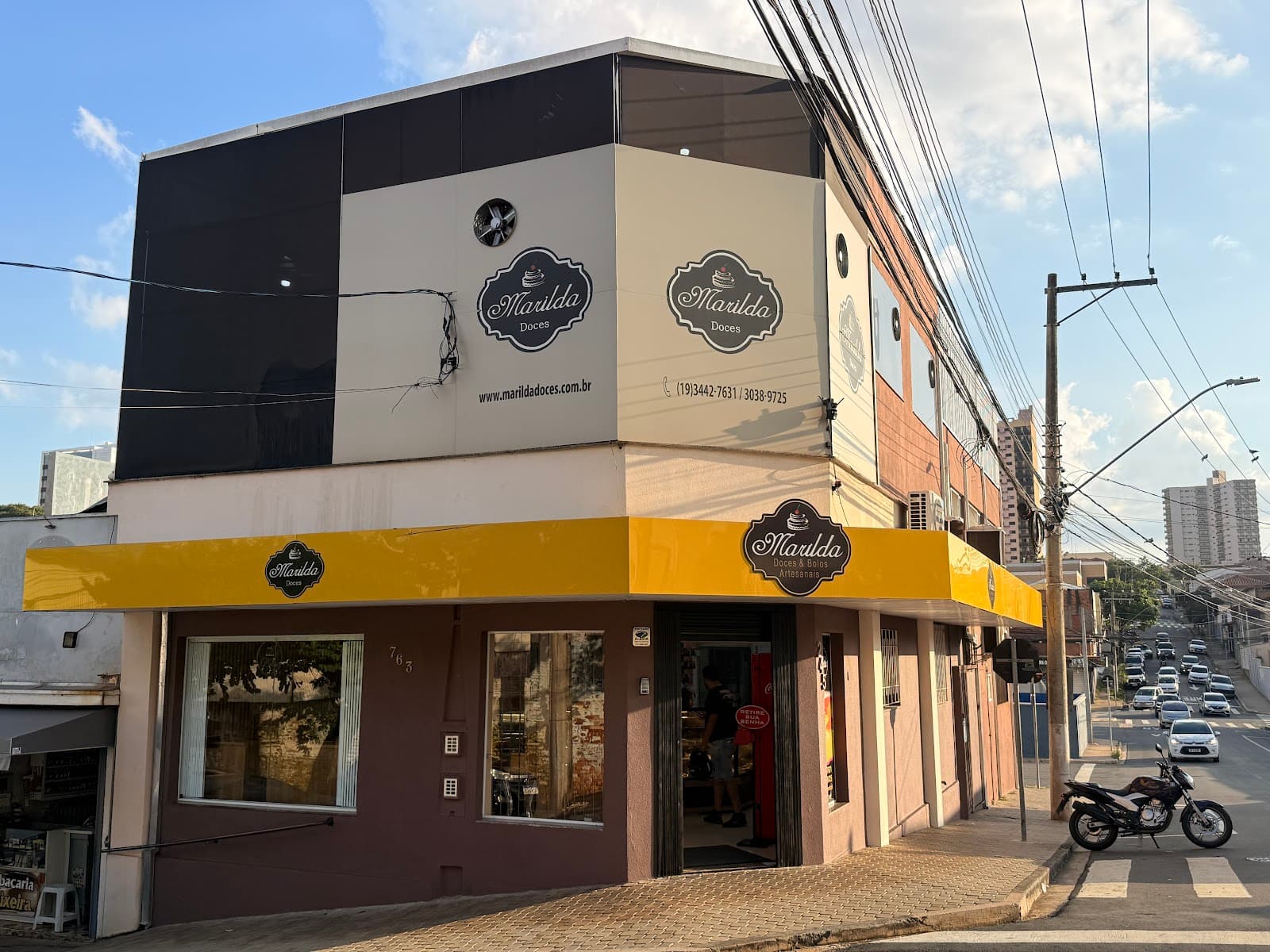 Fachada da Marilda Doces na esquina, com o toldo amarelo