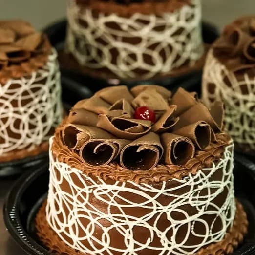 Bolo Mesclado inteiro, com rendado de chocolate branco e cachos de chocolate ao leite